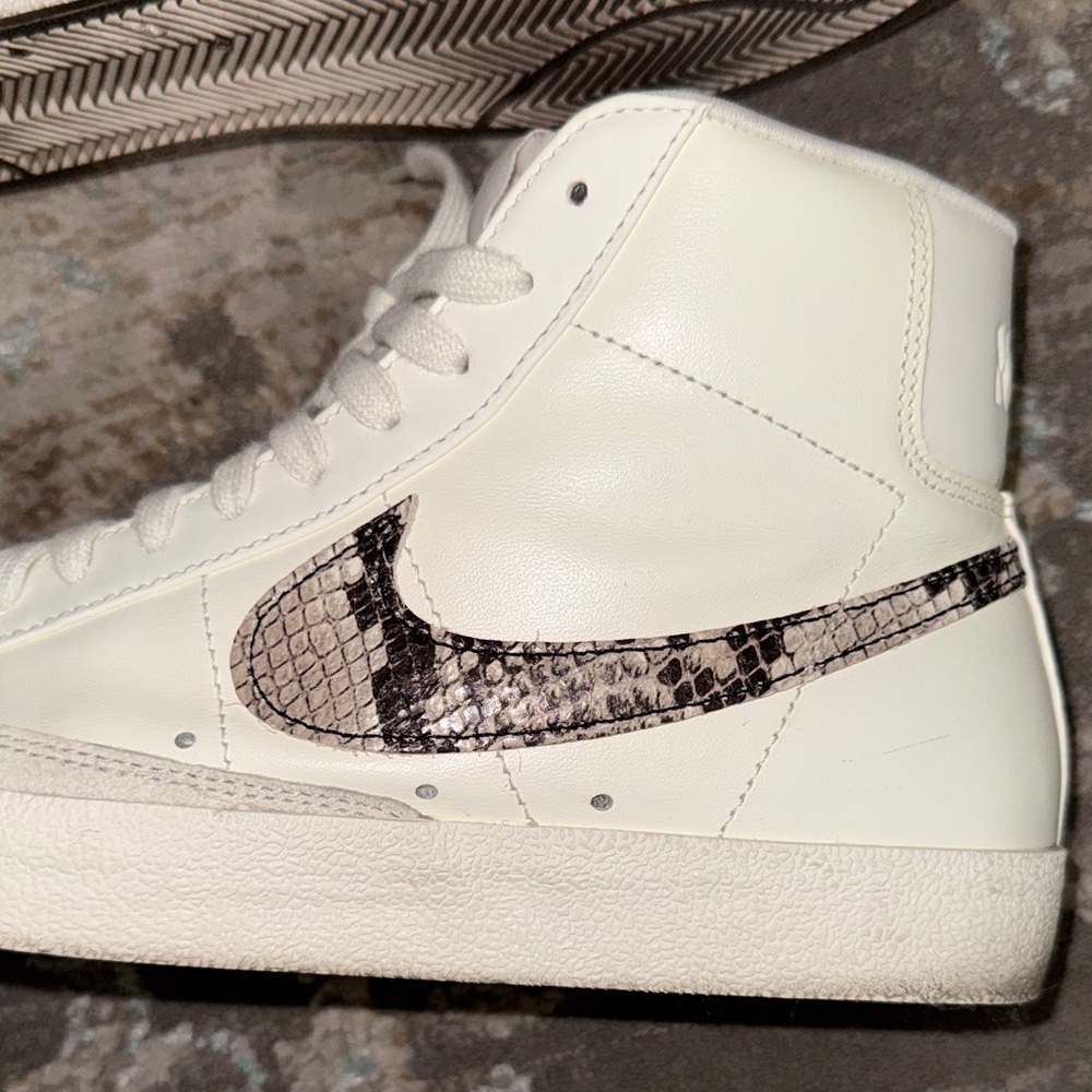 Nike Blazer Mid ‘77  Womens Snake-Print Swoosh and Yellow Tongue Tab - Picture 6 of 9